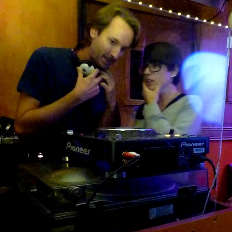Léopard Café à Paris avec DJ Mini